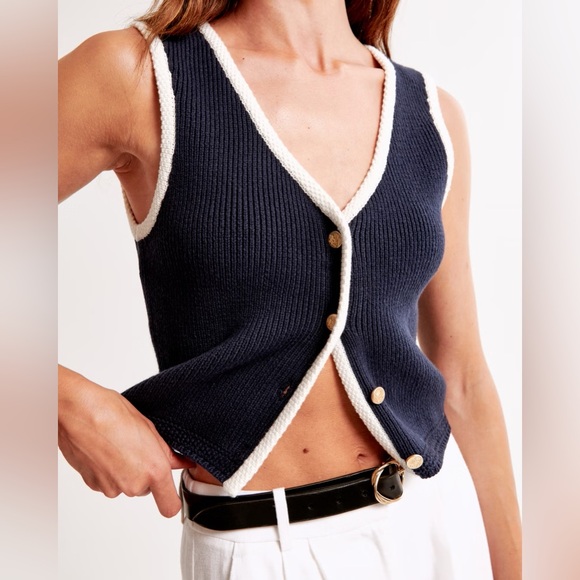 Abercrombie & Fitch - The A&F Mara Crew Sweater Vest - Picture 1 of 8